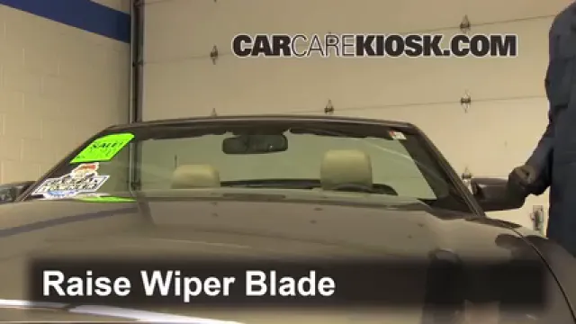 2013 Ford Mustang 3.7L V6 Convertible Balais essuie-glace avant Changer les balais des essuie-glace